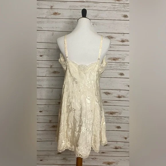 Vintage Victoria’s Secret Gold Label coquette ivory lace-trimmed chemise
